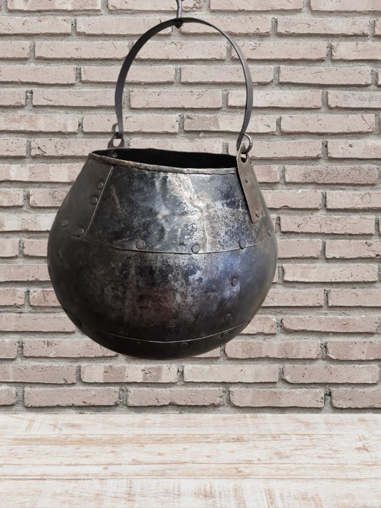 KUDAL VINTAGE IRON POT