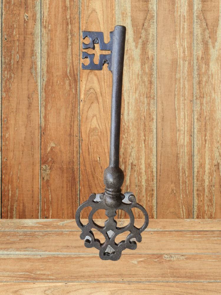 VINTAGE INDIAN IRON KEY