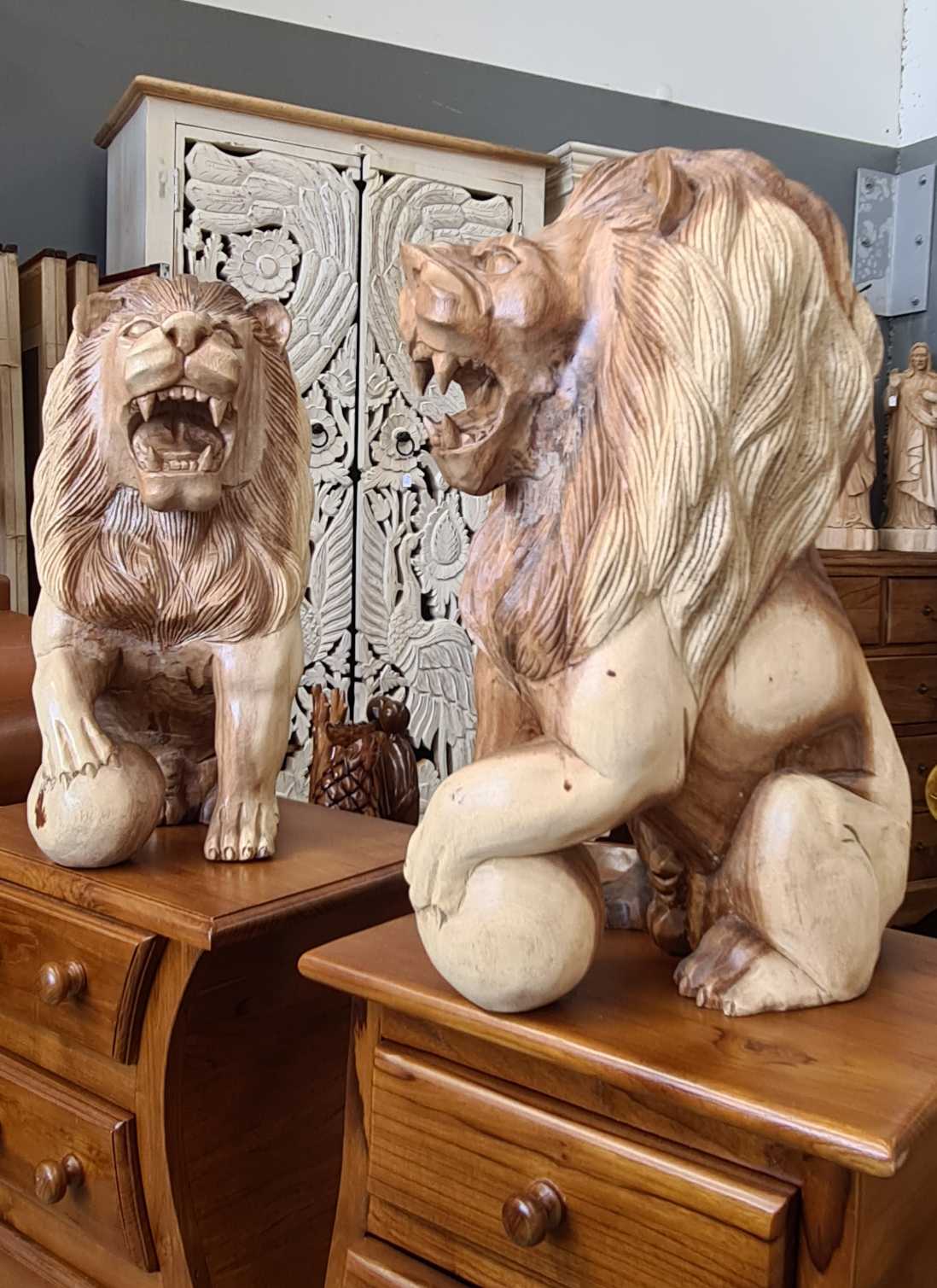 CARVED WOODEN LION STATUE