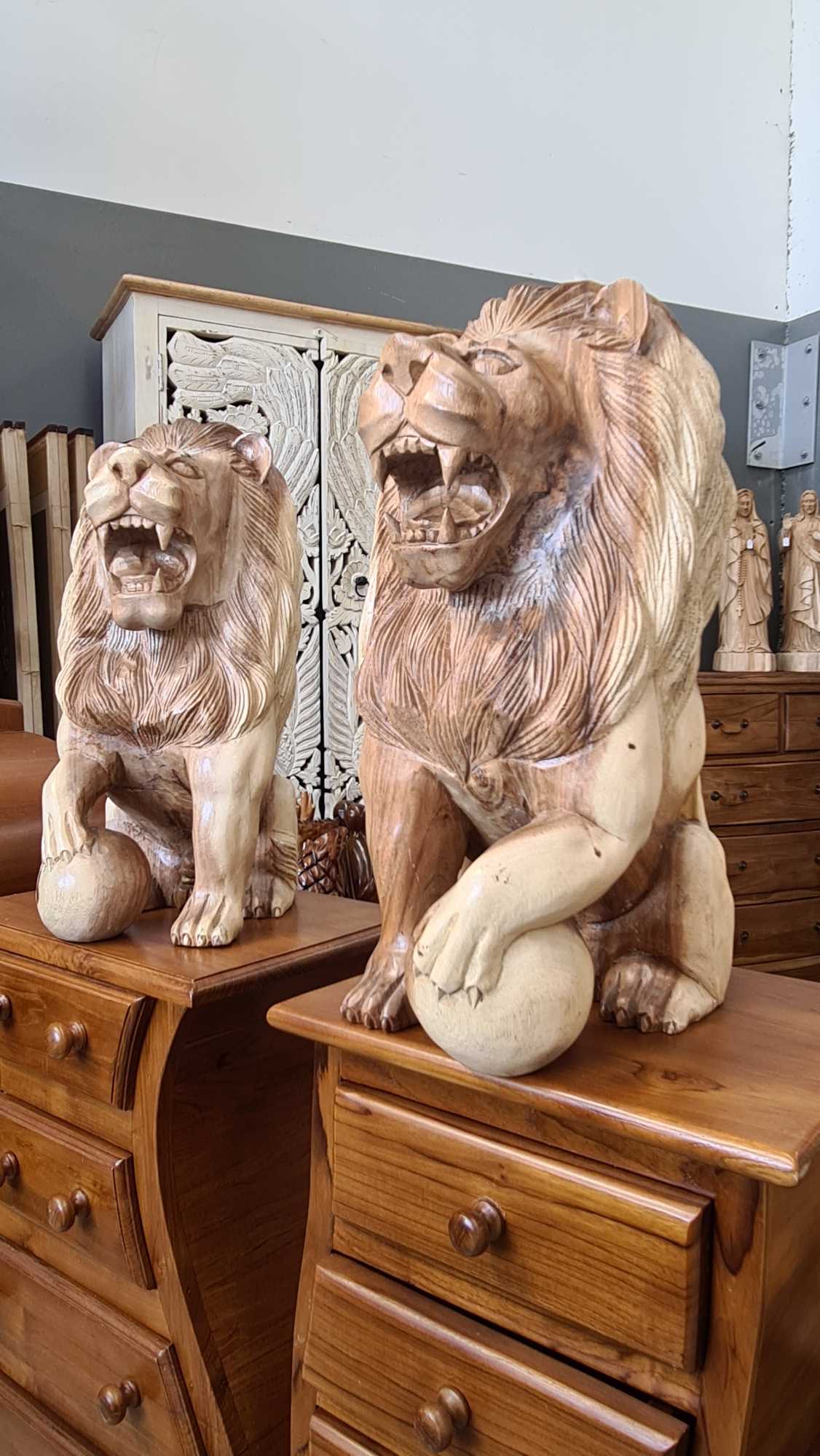 CARVED WOODEN LION STATUE