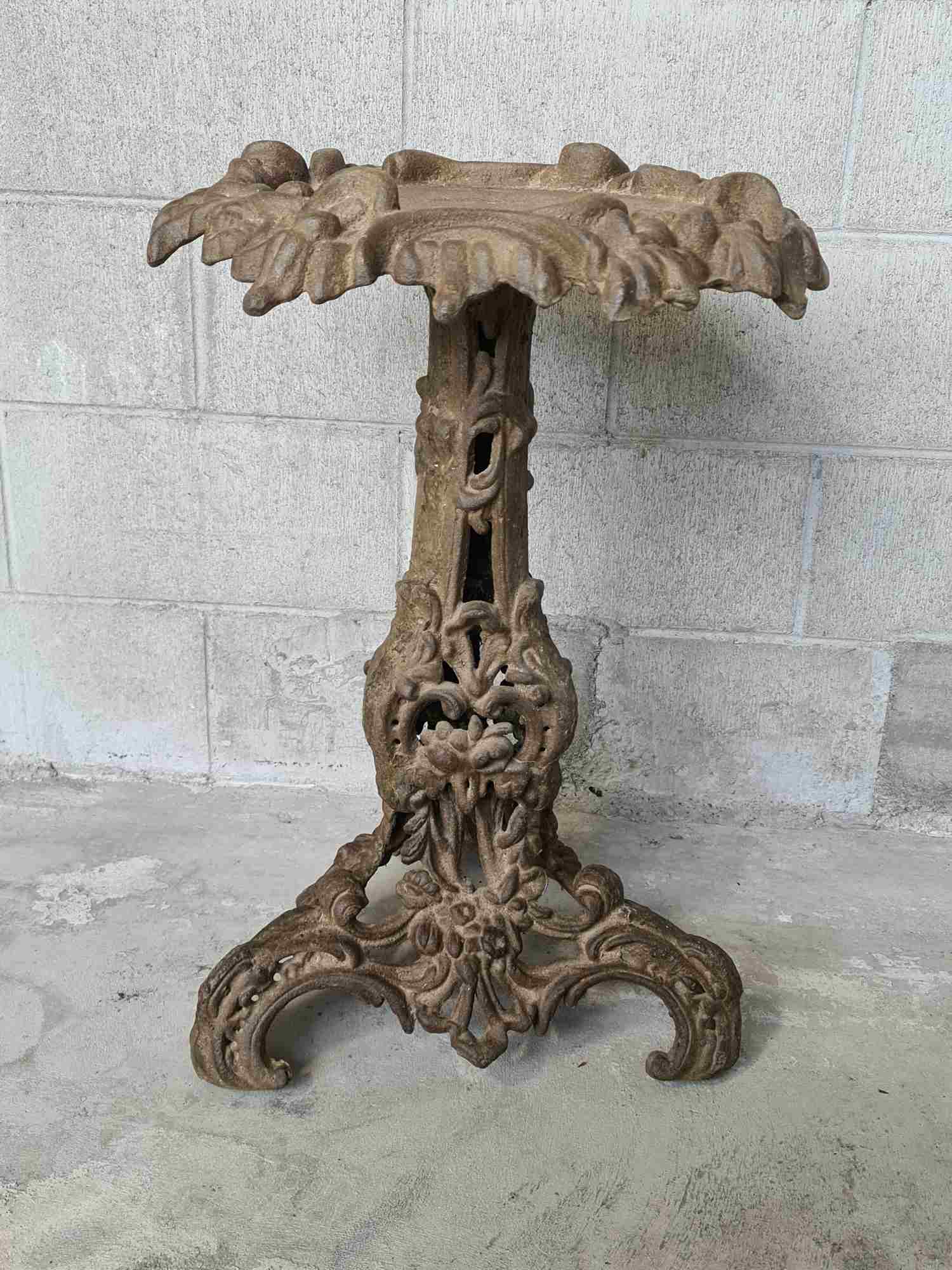 Lorient Rococo cast iron Stand