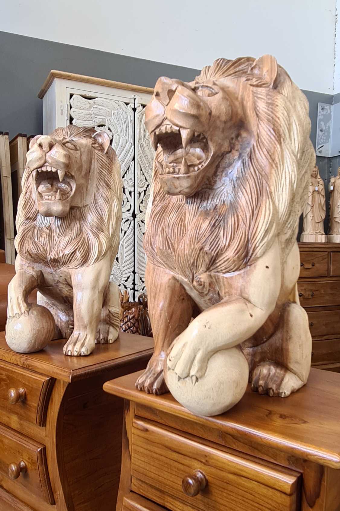 CARVED WOODEN LION STATUE