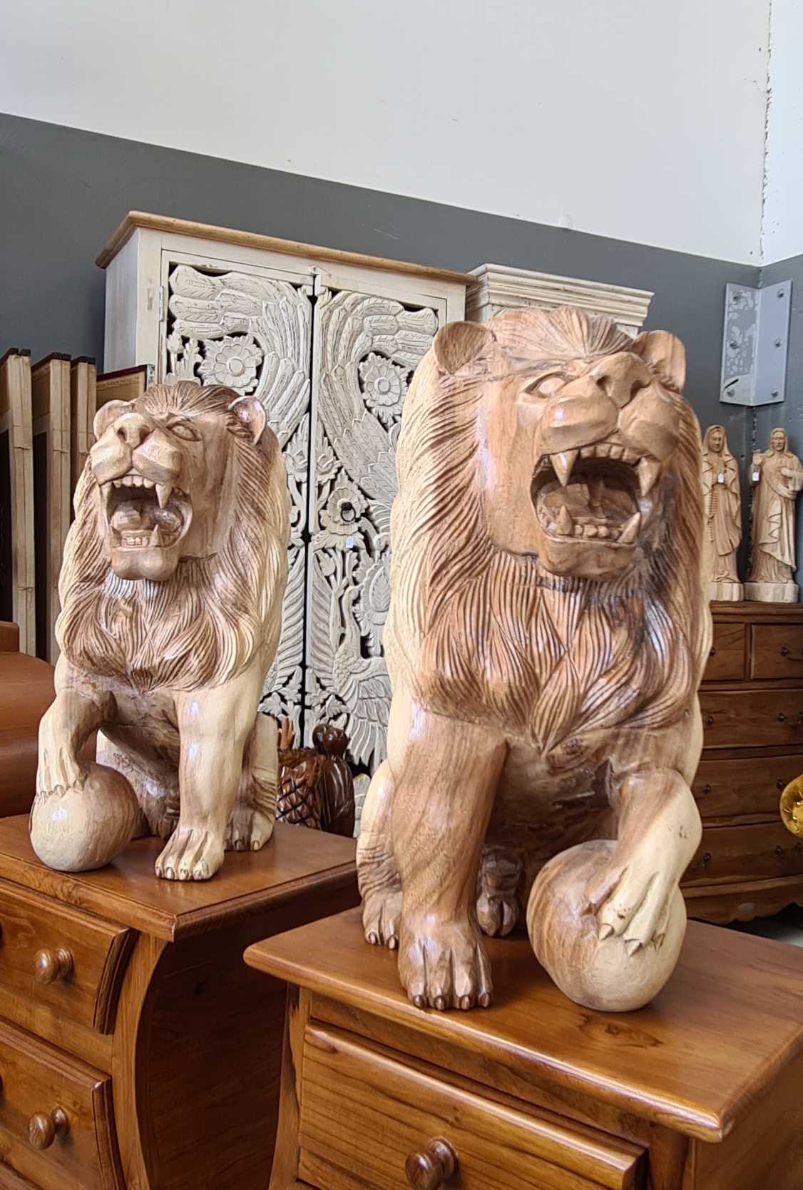 CARVED WOODEN LION STATUE