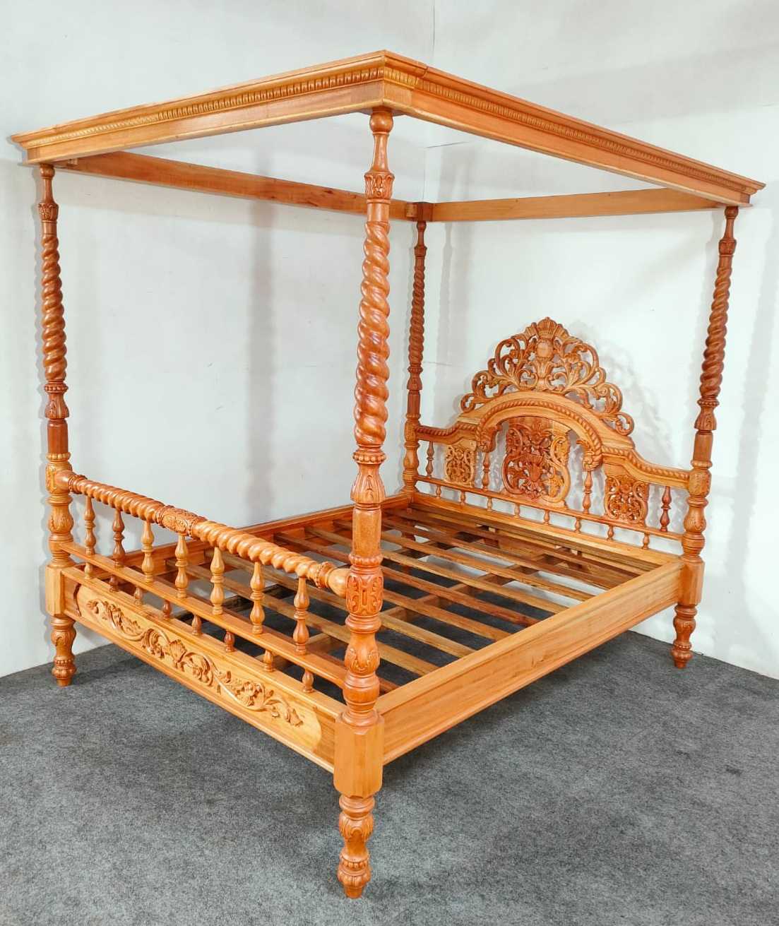NORMANDY VICTORIAN FOUR POSTER CANOPY BED