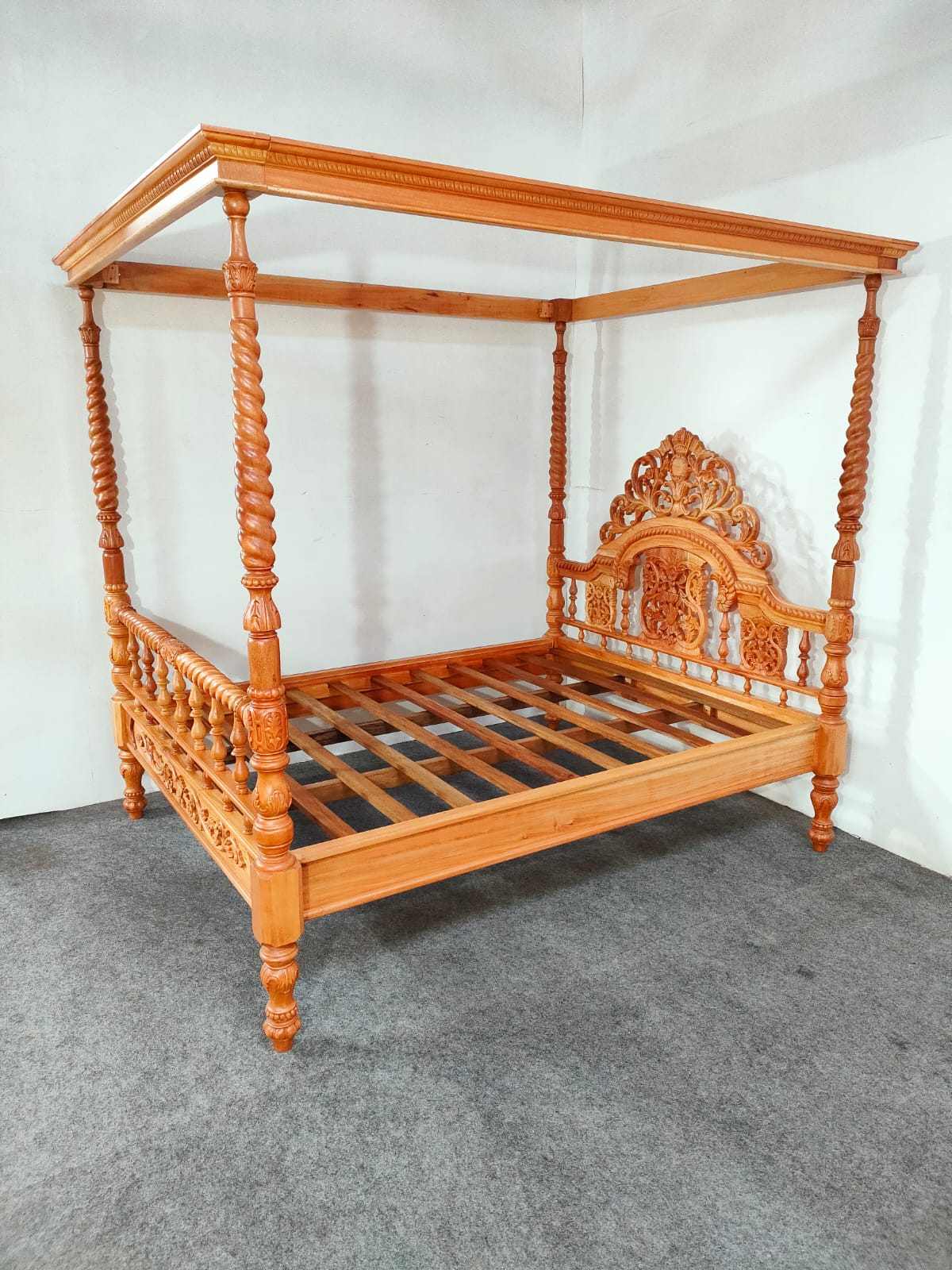 NORMANDY VICTORIAN FOUR POSTER CANOPY BED