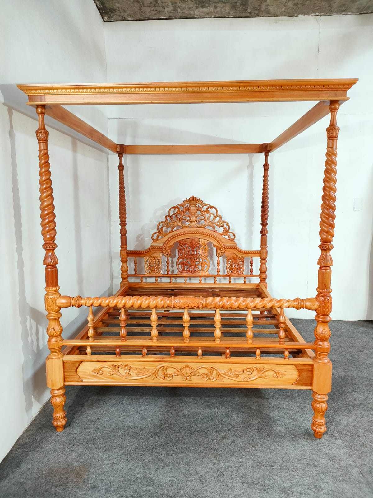 NORMANDY VICTORIAN FOUR POSTER CANOPY BED